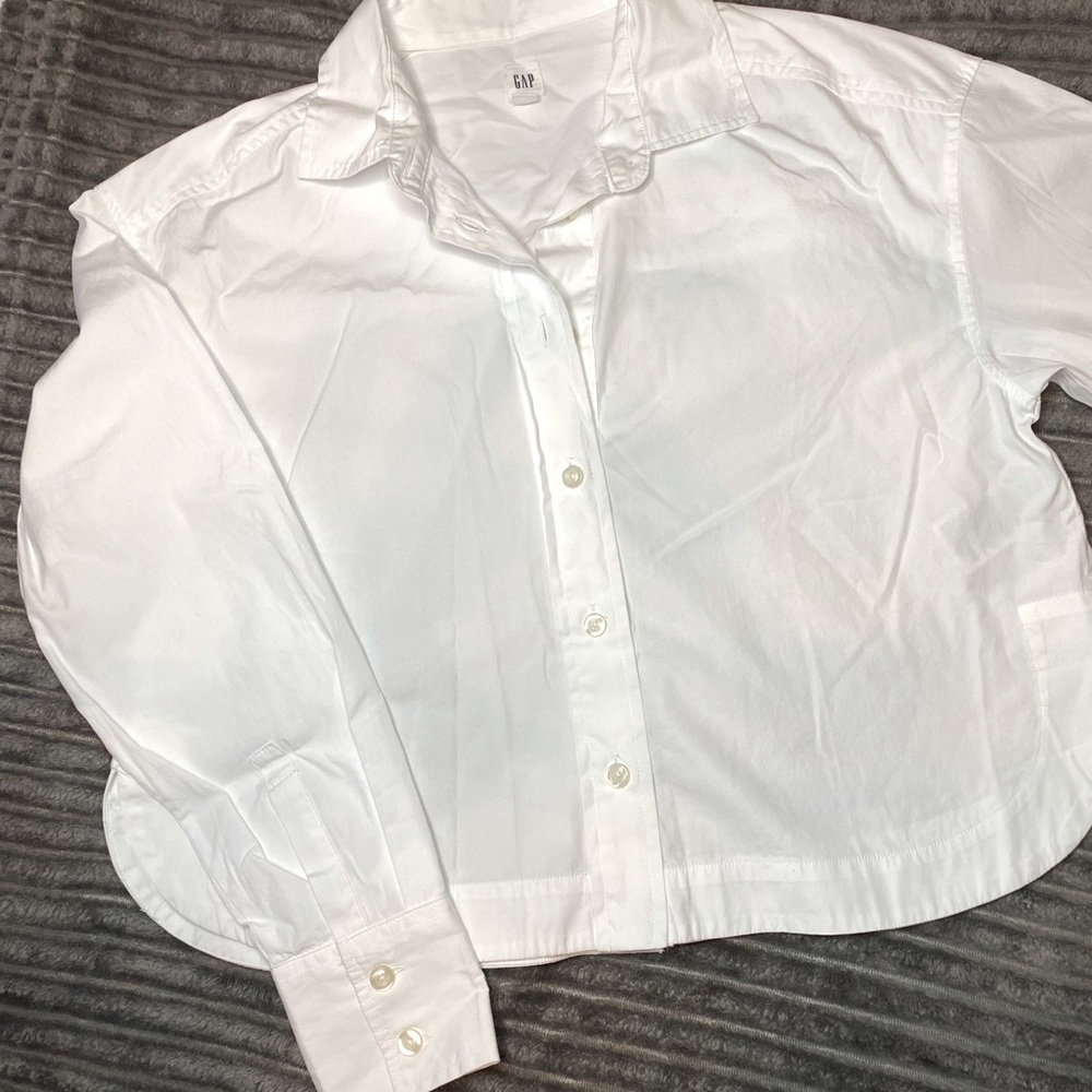 White Gap shirt